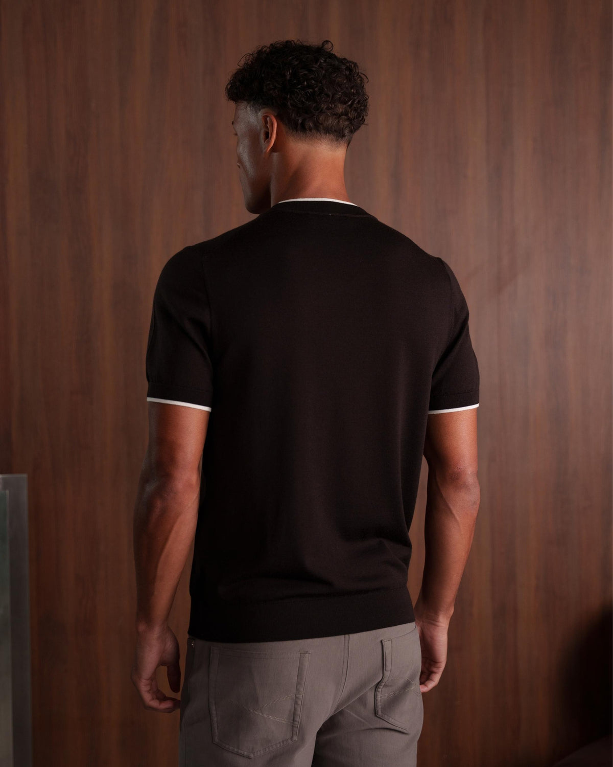 CONTRAST COLLAR KNIT T-SHIRT - BROWN