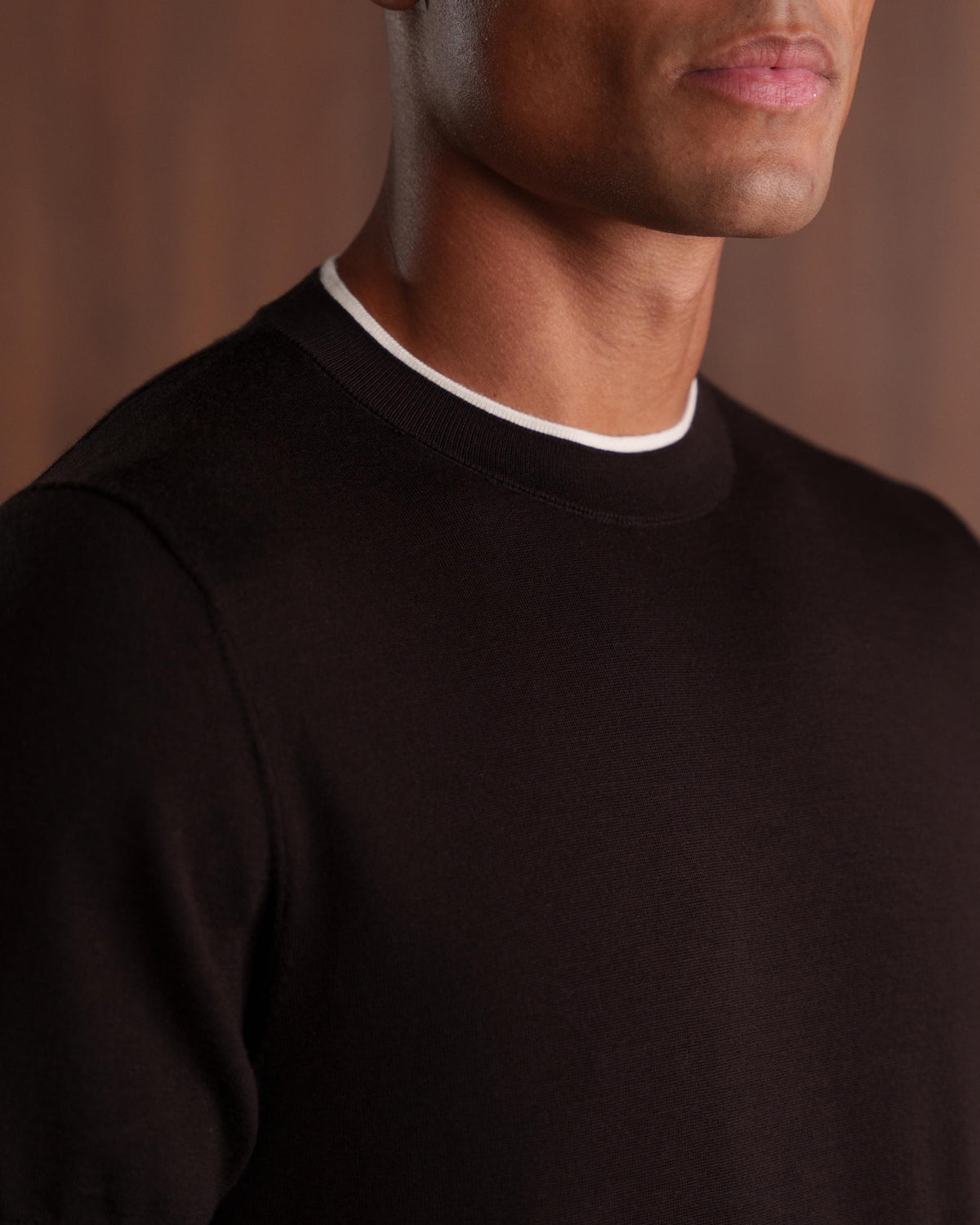 CONTRAST COLLAR KNIT T-SHIRT - BROWN